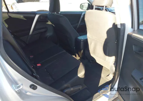 2015 Toyota Rav4 Le z USA, uszkodzony, nr VIN JTMZFREV8FD077036